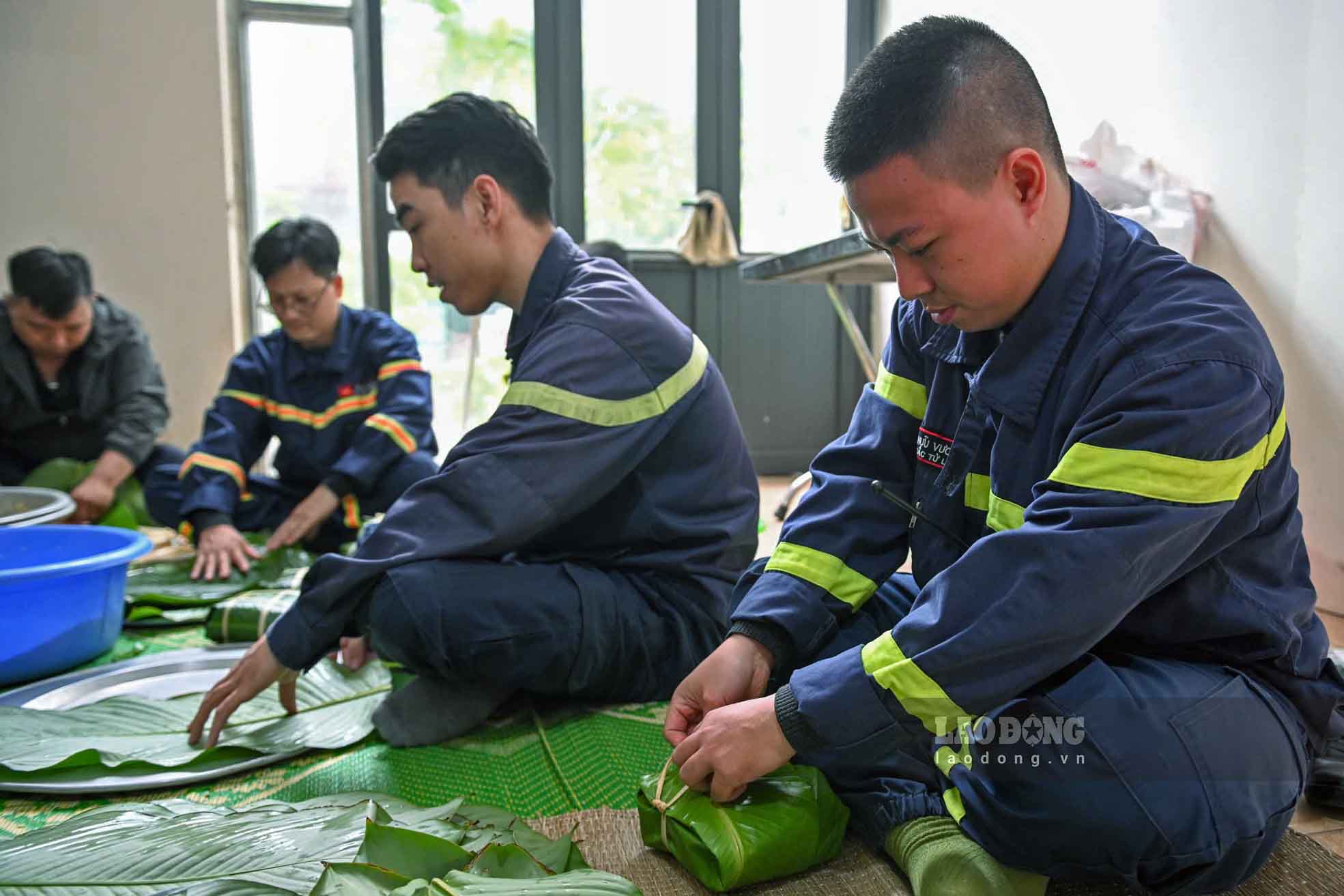 Từ những người chưa bao giờ gói bánh chưng, nhưng sau nhiều năm đón Tết xa nhà, những người lính trẻ này đã có thể gói bánh một cách thuần thục. 