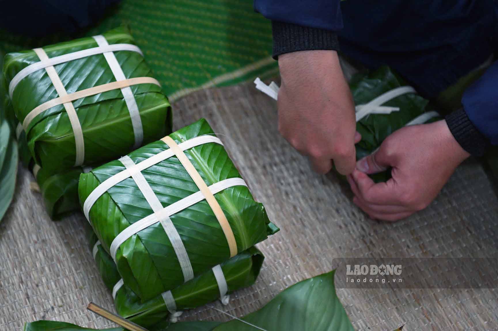 “Lúc ở nhà hầu hết là bố mẹ sẽ gói, tôi chỉ phụ những việc lặt vặt. Giờ thì tôi đã có thể tự gói những chiếc bánh vuông vắn. Đây cũng sẽ là món quà mà chúng tôi sẽ mang về biếu gia đình sau dịp Tết“, Hạ sĩ Chu Hữu Vương chia sẻ.