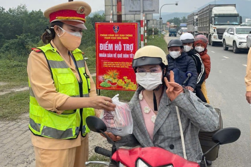 On National Highway 14B (Hoa Nhon Commune, Hoa Vang District, Da Nang City), the Hoa Nhon Gate Traffic Police Station has arranged a support point to help people return to their hometowns for Tet. Photo: TT