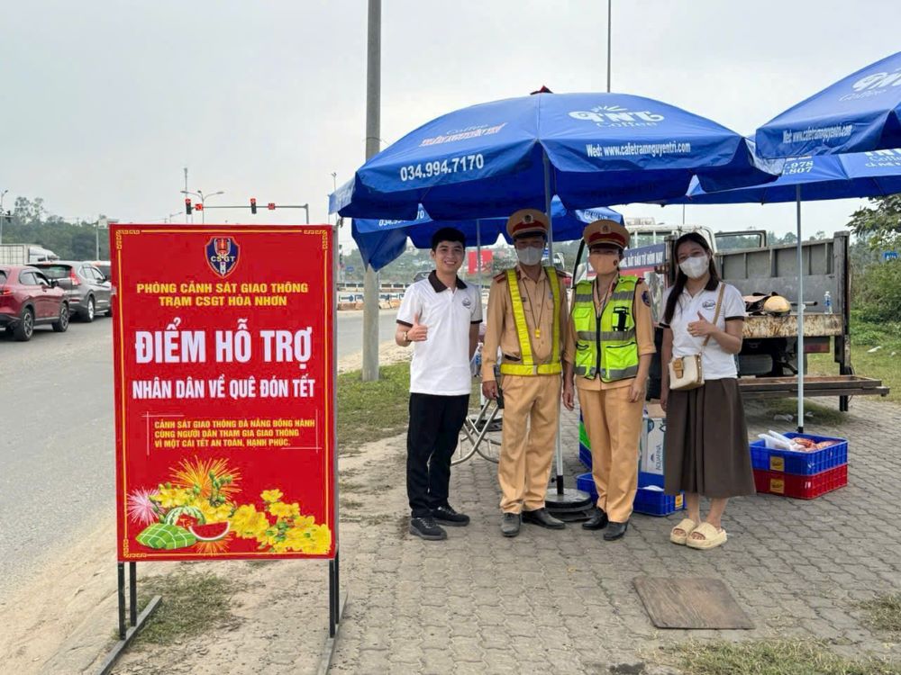 Can bo, chien si phong canh sat giao thong (Cong an TP Da Nang) da chuan bi cac phan qua nhu banh, sua, nuoc de trao tang cho nguoi dan. Anh: TT