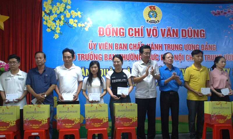 Ủy viên Ban Chấp hành Trung ương Đảng, Phó trưởng Ban Thường trực Ban Nội chính Trung ương Võ Văn Dũng tặng quà cho đoàn viên công đoàn tỉnh Bạc Liêu. Ảnh: Nhật Hồ