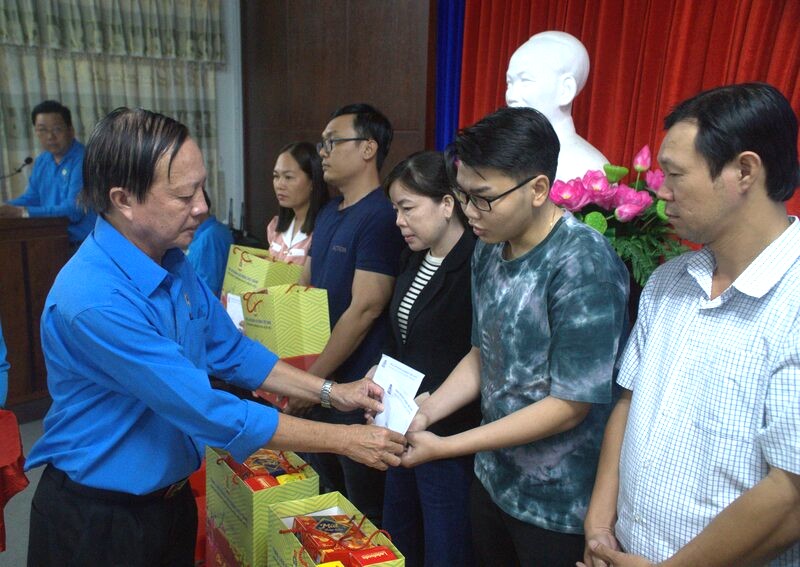 Chủ tịch LĐLĐ tỉnh Bạc Liêu Nguyễn Văn Khanh tặng quà cho đoàn viên công đoàn. Ảnh: Nhật Hồ