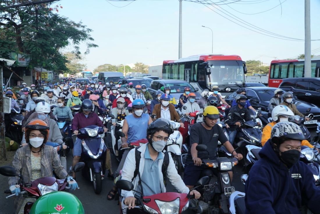 Traffic jam on Nguyen Van Linh Street (District 7). Photo: Chan Phuc