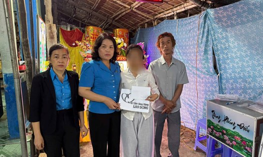 Trao tiền hỗ trợ gia đình nữ công nhân bị tai nạn giao thông tử vong khi đang trên đường về quê đón Tết. Ảnh: Hoàng Lộc
