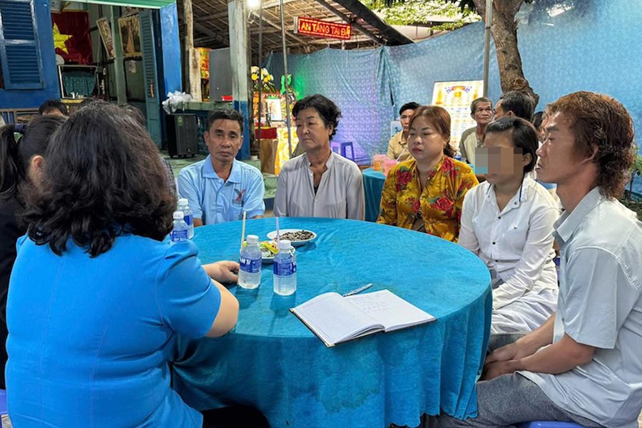 LDLD tinh Tra Vinh den tham hoi, dong vien va trao tien tu Quy Tam long Vang Lao Dong ho tro gia dinh chi Huynh Thi Trang bi tai nan giao thong vao chieu 25.1. Anh: Hoang Loc