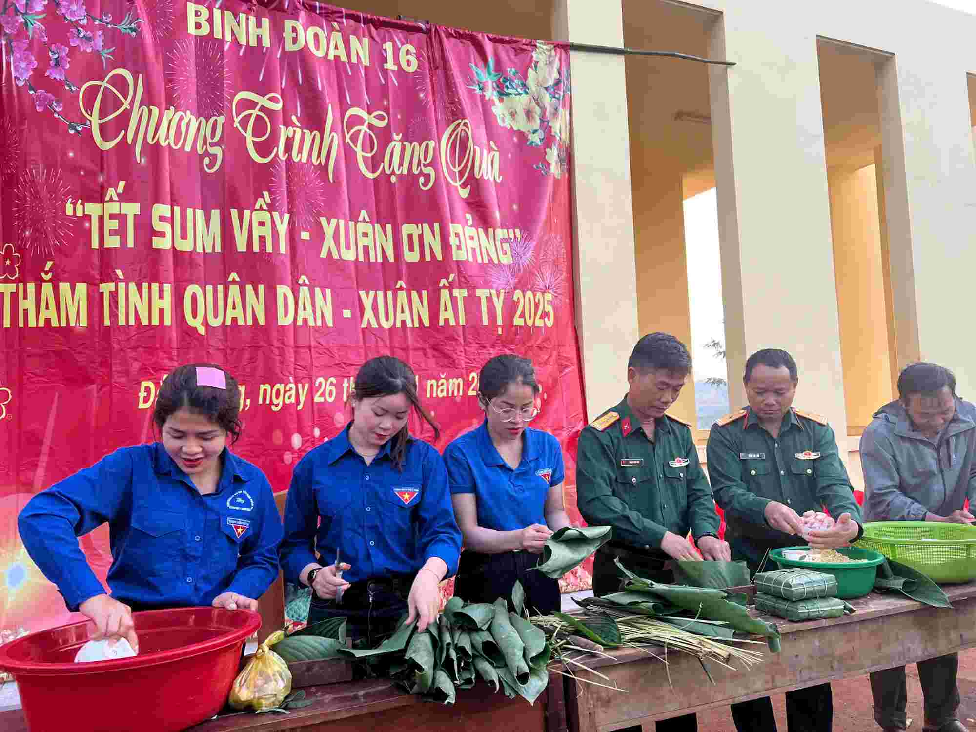 Hoat dong goi banh chung tai Chuong trinh “Tet sum vay - Xuan on Dang” -tTam tinh quan dan - Xuan At Ty 2025. Anh: Hong Tham