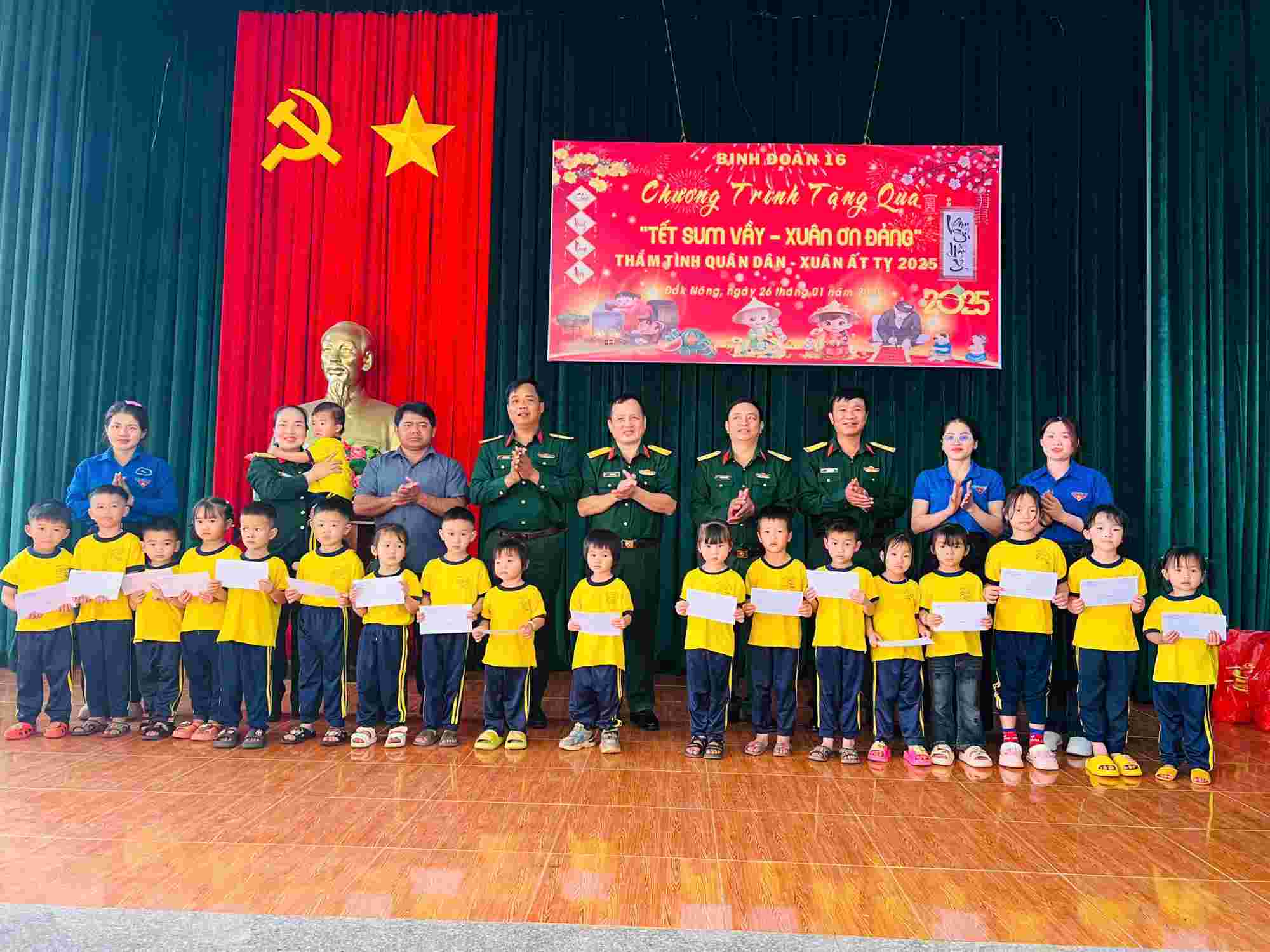 Cac don vi trao tang 20 suat hoc bong cho cac em hoc sinh. Anh: Hong Tham