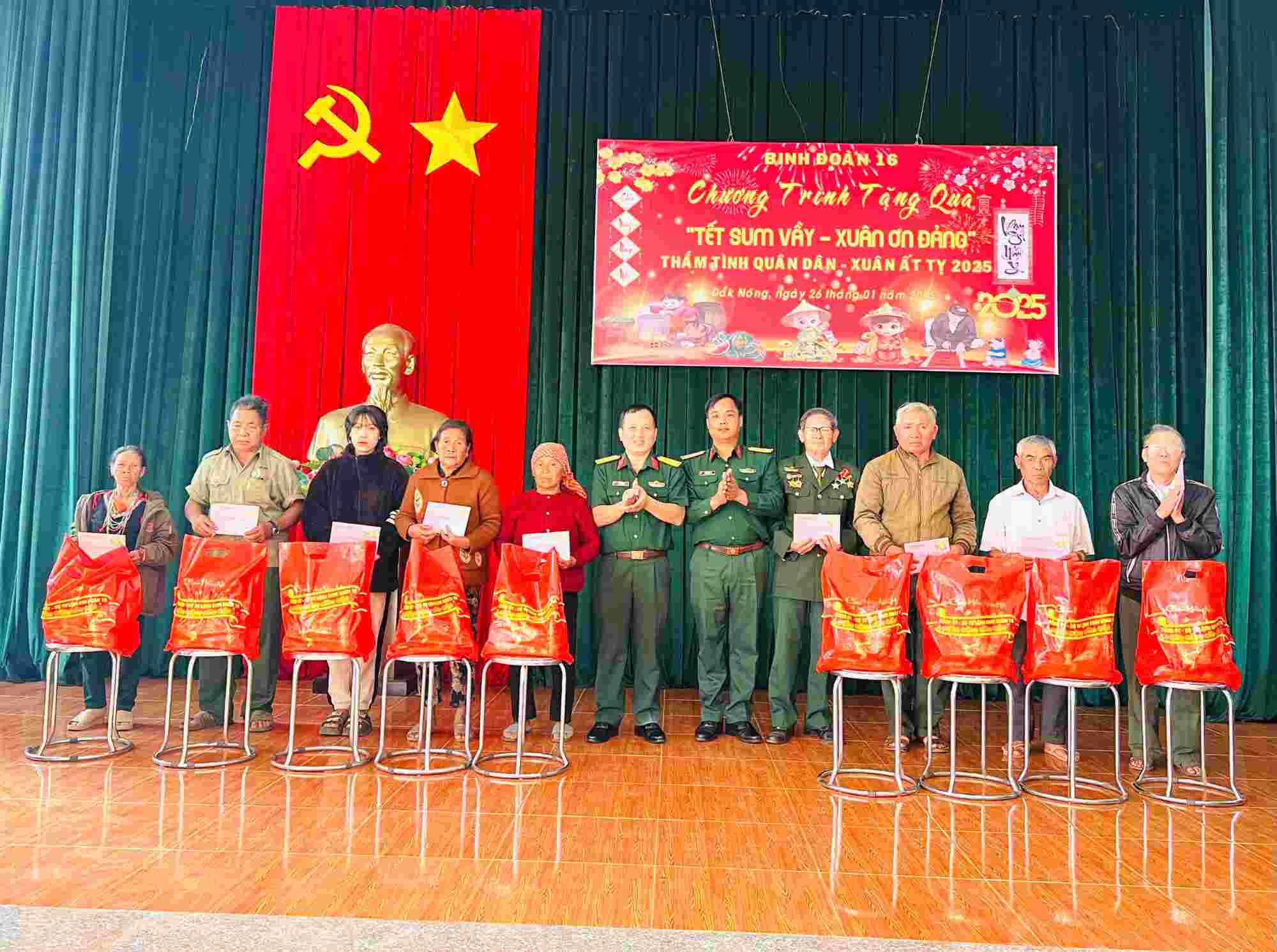 Representatives of Army Corps 16 and Regiment 726 presented gifts to officers, employees and workers in difficult circumstances. Photo: Hong Tham