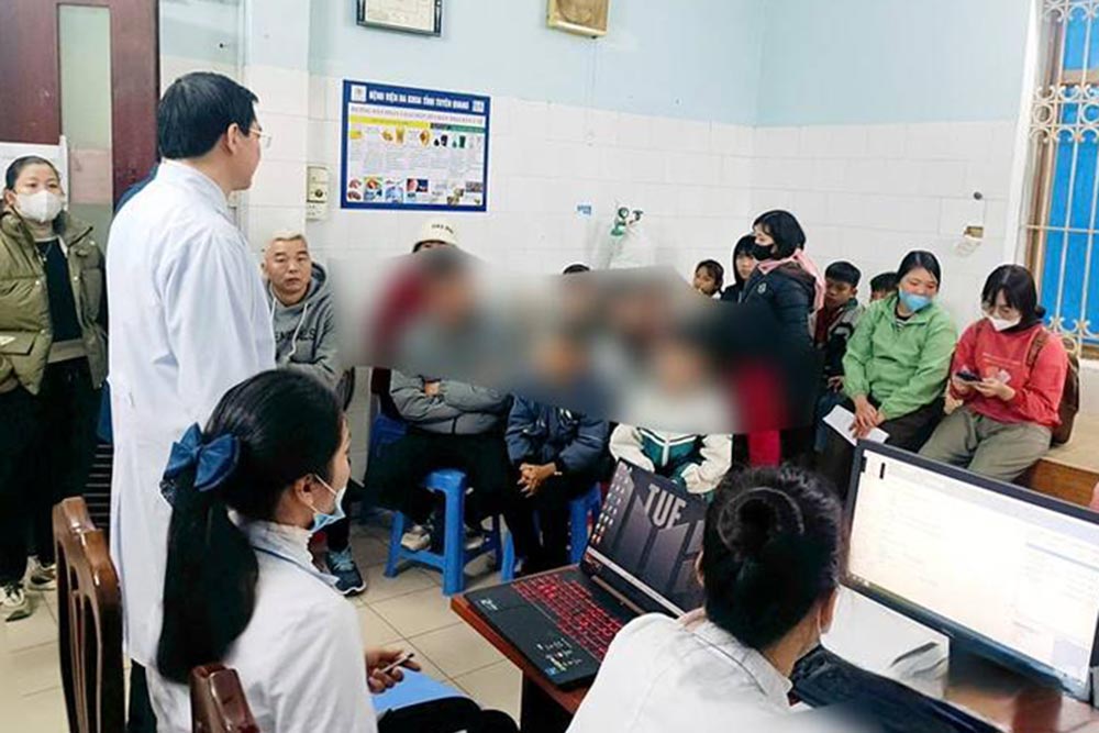 Students hospitalized for suspected rat poison. Photo: Minh Hoa