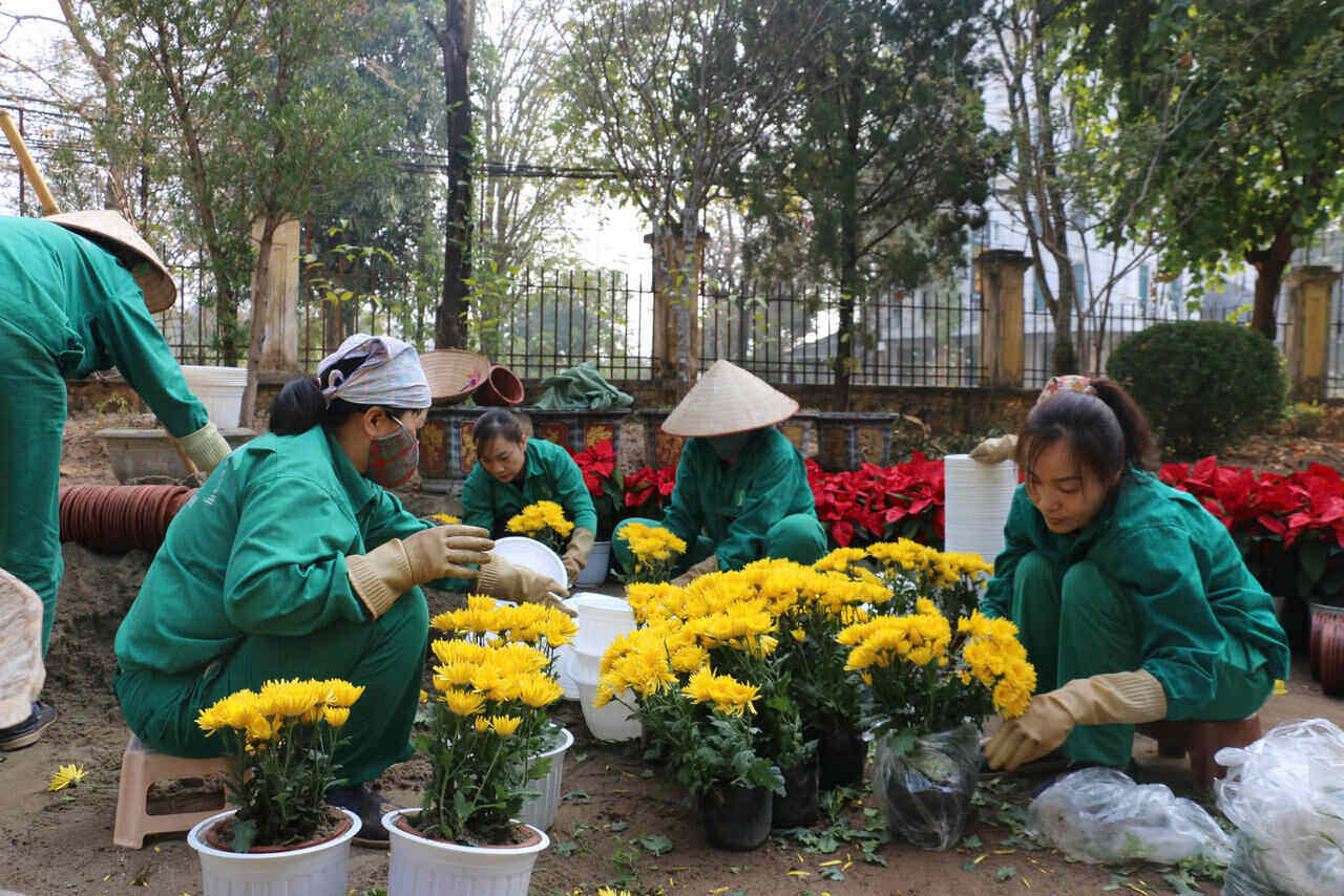 Công nhân môi trường tăng ca dịp trước Tết nguyên đán để hoàn thành tiến độ công việc. Ảnh: Yên San