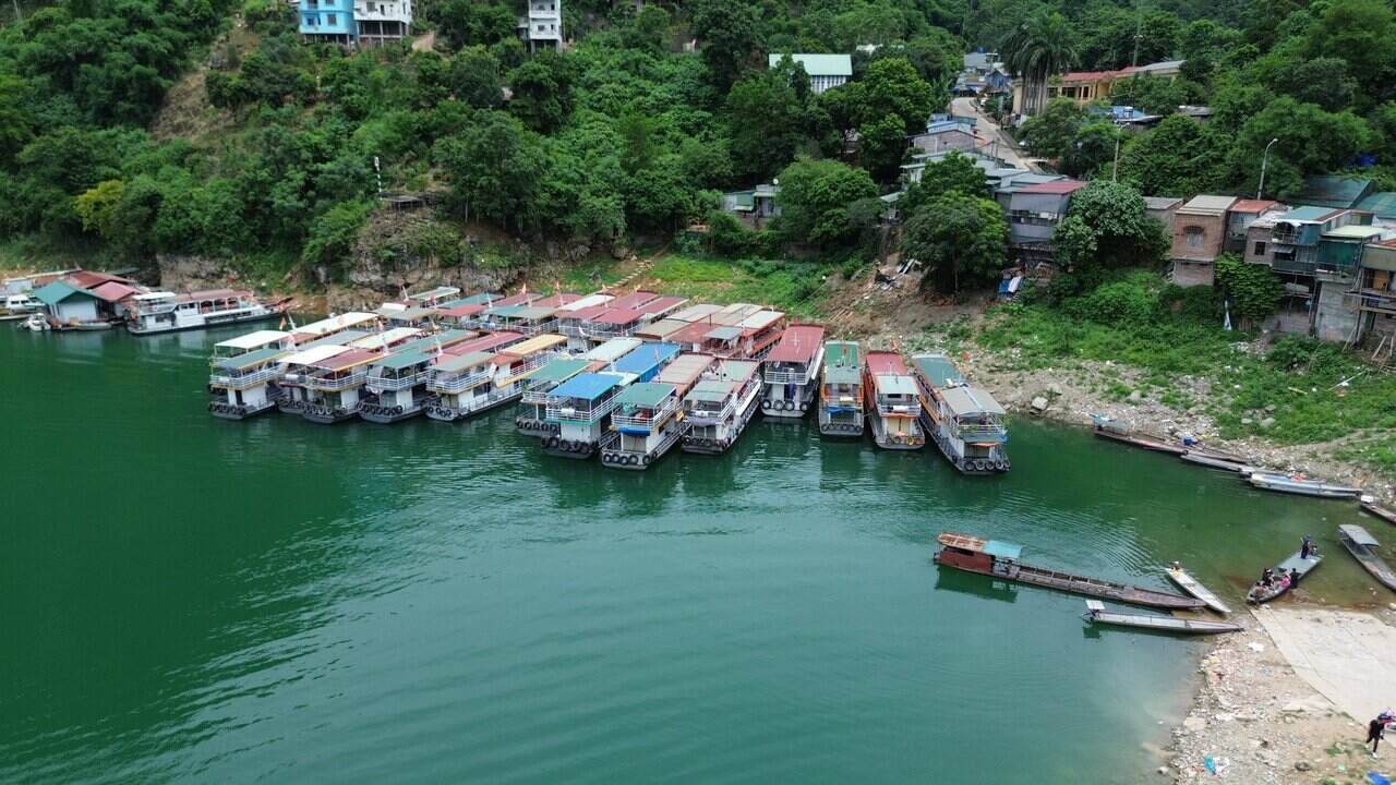 Cac tau thuyen neo dau tai ben canh Thung Nai, huyen Cao Phong, tinh Hoa Binh. Anh: Minh Nguyen