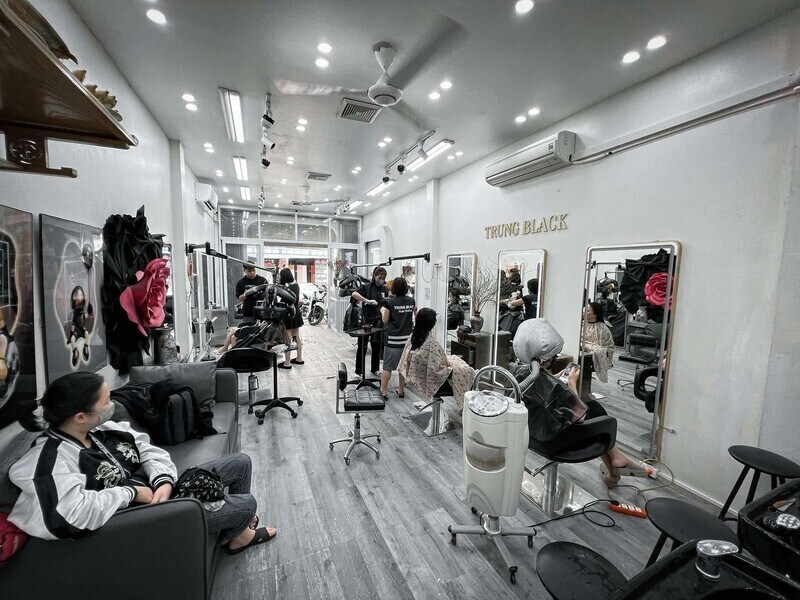 Hair salon serving customers with beauty treatments in the morning and at night. Photo: Khanh Linh