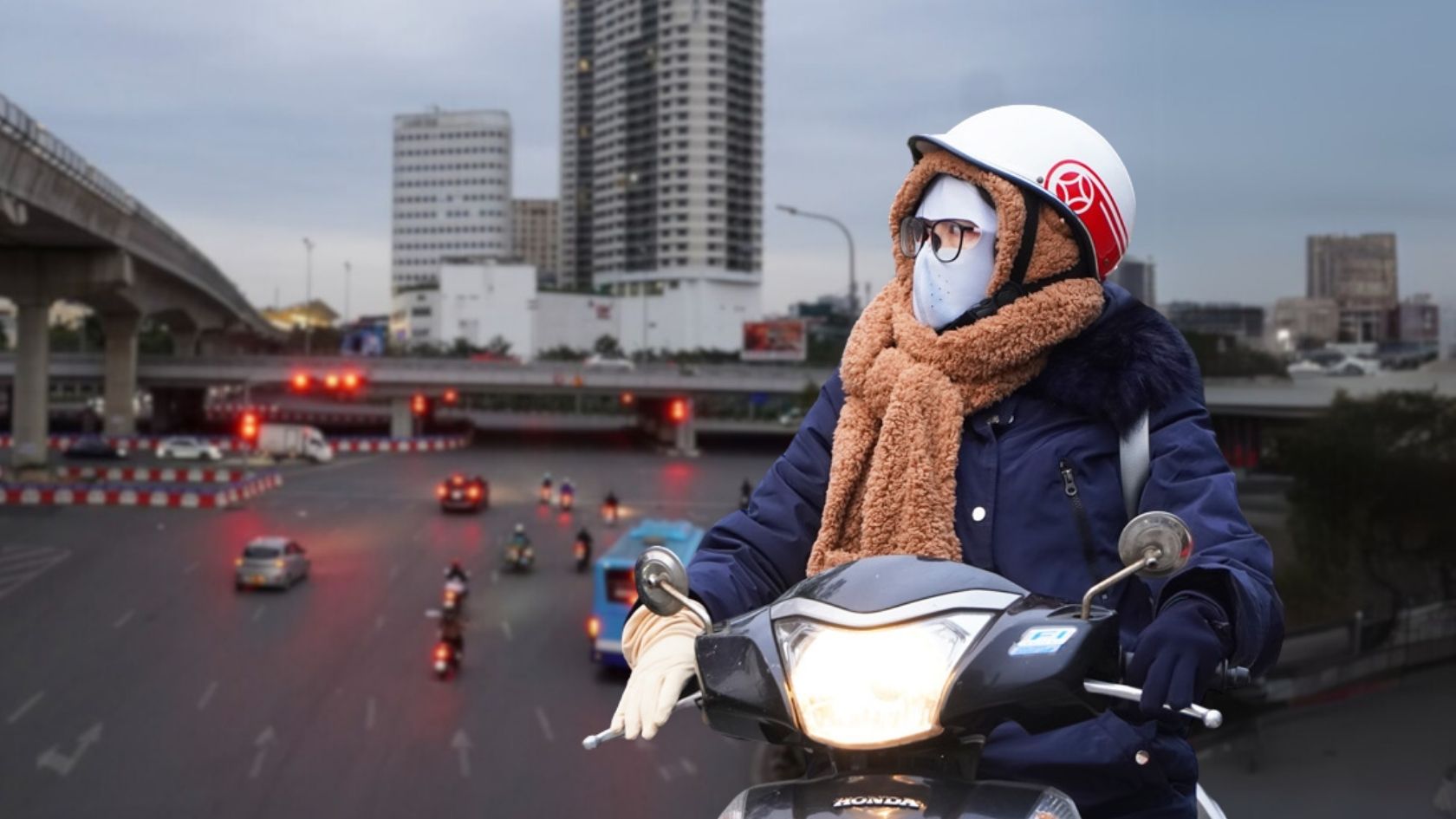 People struggle to make a living in cold windy weather on the morning of the 28th of Tet