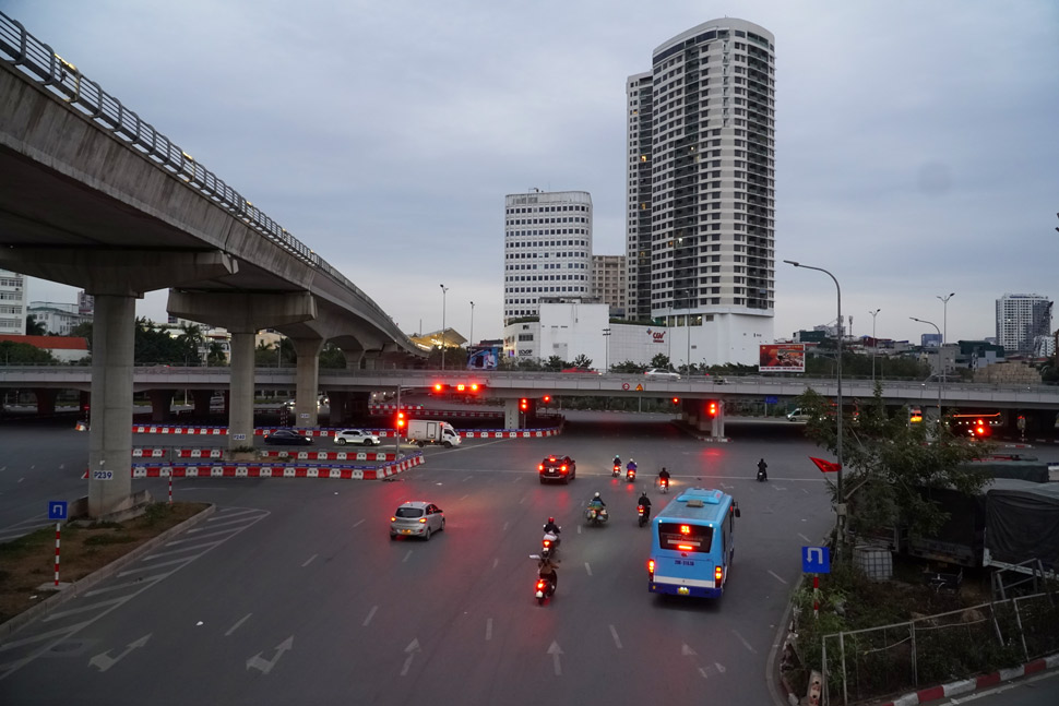 Khoang 6h30p sang 27.1, mac du da la ngay thu 3 trong ky nghi Tet Nguyen dan, tuy nhien tai khu vuc nut giao Ho Tung Mau - Pham Van Dong (Cau Giay - Bac Tu Liem) van co nhieu nguoi dan di lam tu som.