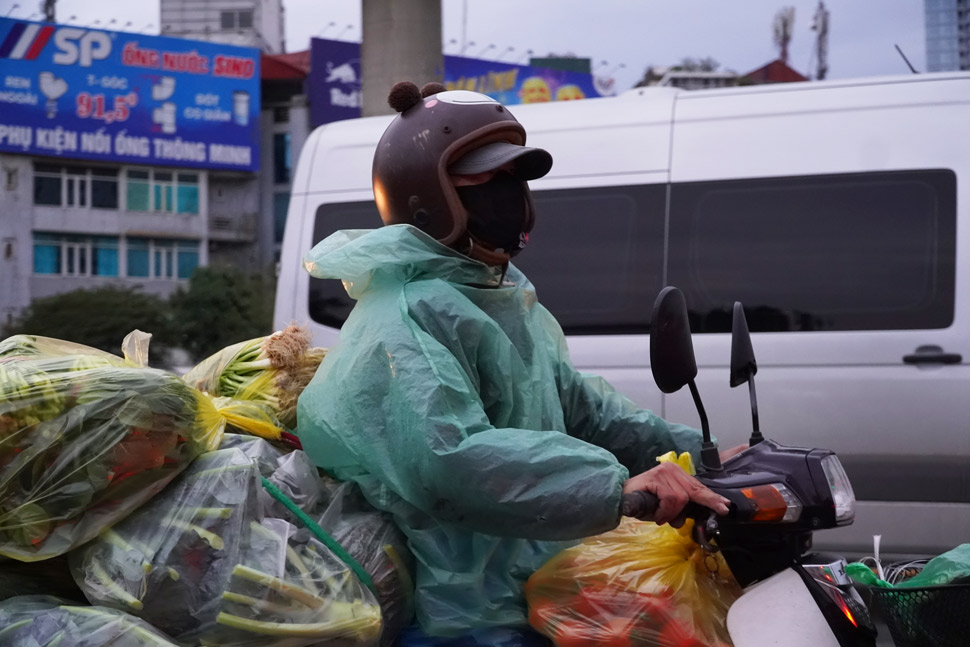 Mac du, tai thoi diem ghi nhan troi khong co mua, tuy nhien de chan gio nhieu nguoi lao dong da mac them ca ao mua.