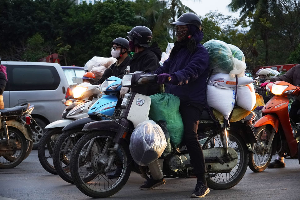 Tai thoi diem ghi nhan, nhiet do giam sau, muc nhieu ngoai troi o Ha Noi chi … do C khien nhieu nguoi dan phai trang bi them ao am va khan quang de ngan gio lanh.