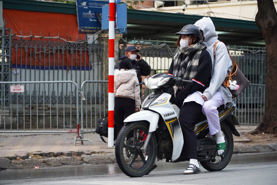 Mac du nhung con gio lanh khien nhieu nguoi dan cam thay gia buot khi tham gia giao thong, tuy nhien, theo ghi nhan trong khoang tu 7h-7h15p, khong xuat hien tinh trang vi pham giao thong. Nguoi dan chap hanh rat nghiem chinh cac bien bao va tinh hieu cua den giao thong ngay ca khi khong co luc luong chuc nang.