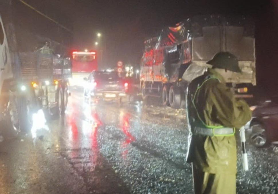 Scene of the accident between a passenger bus and a truck. Photo: Vu Tuan.