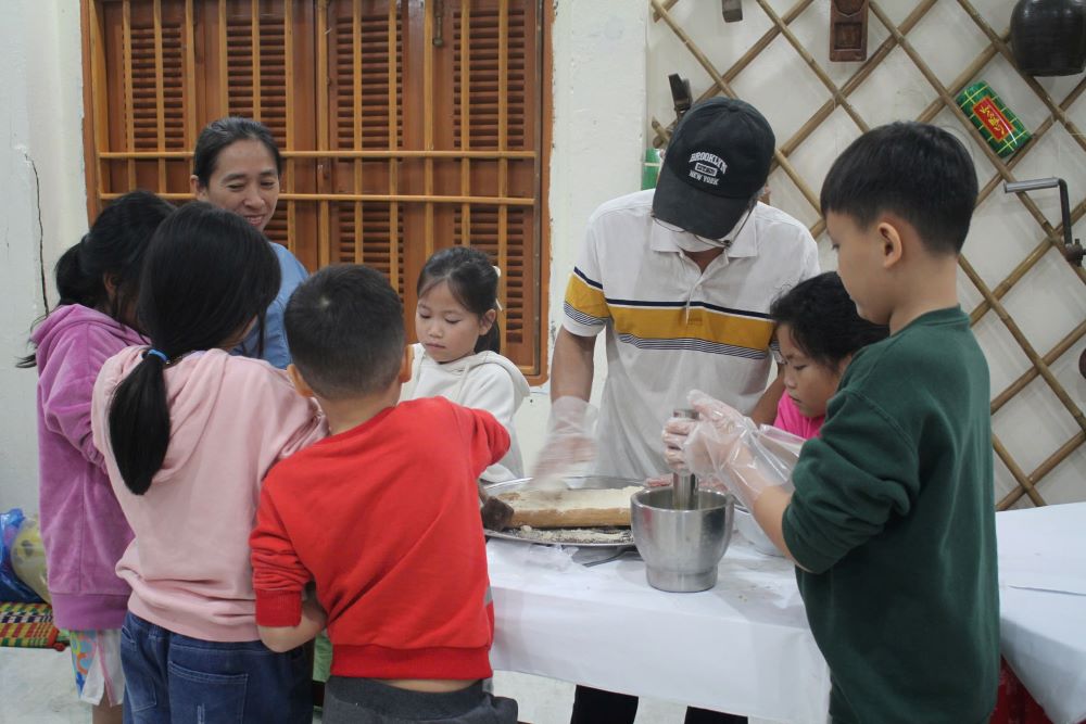 Discovering the old Tet through the experience of making Banh In in Da Nang. Photo: Tran Thi