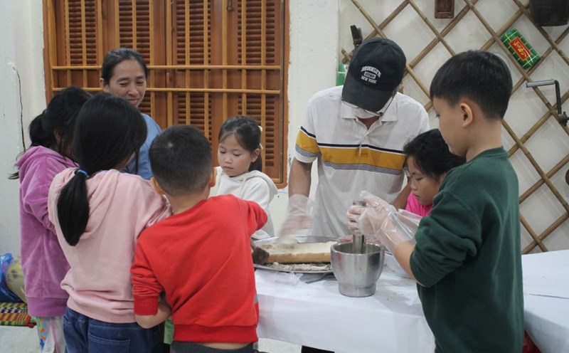Discovering the old Tet through the experience of making Banh In in Da Nang. Photo: Tran Thi