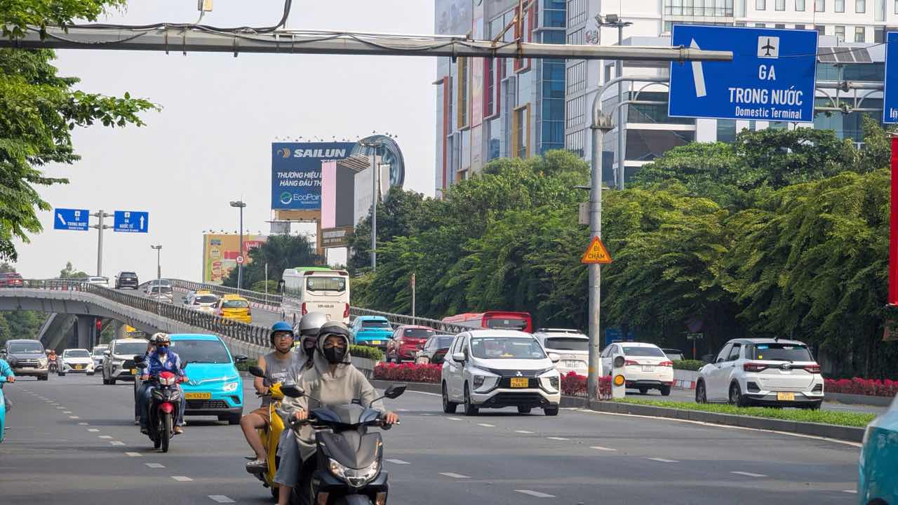 Cac tuyen duong ra vao san bay vo cung thong thoang trong sang 27.1. Anh: Anh Tu.