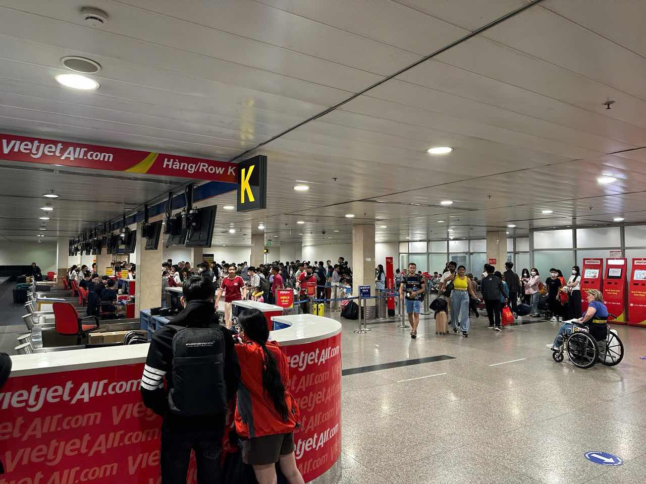 Khu vuc quay check-in thong thoang. Anh: Anh Tu.