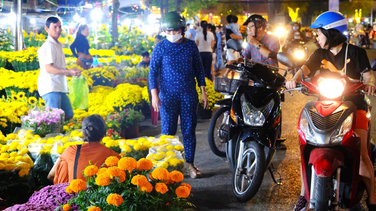 Khong khi mua sam hoa, kieng soi dong nhung ngay can Tet. Anh: My Ly