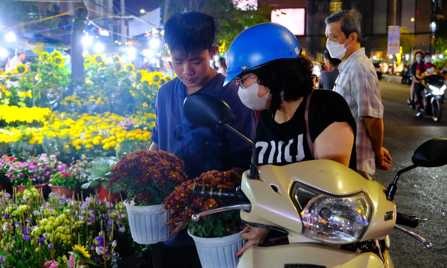 People buy flowers early, before the 29th of Tet to choose the products they like.