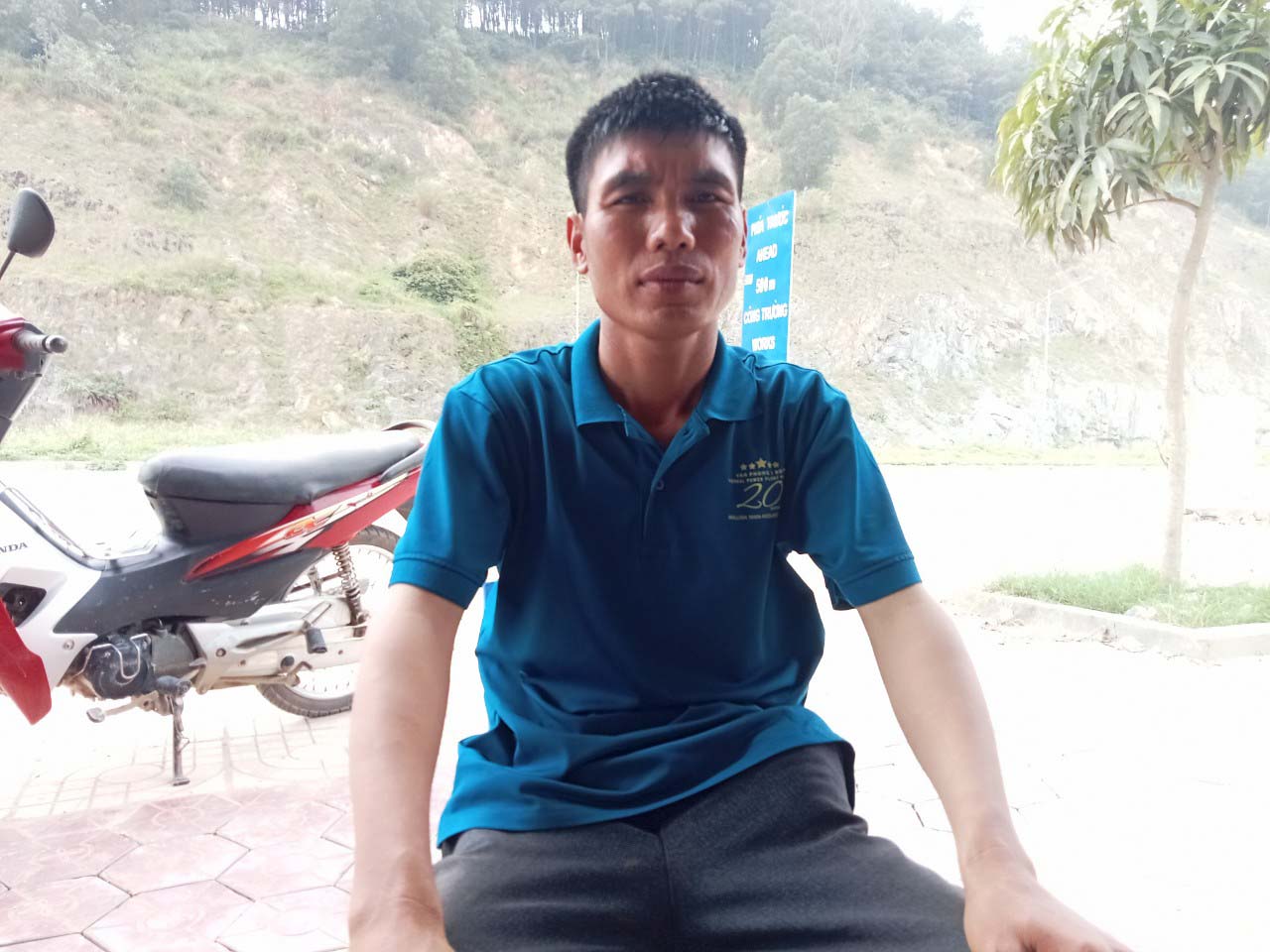 Mr. Tran Van Phong - worker of Chau Tien Company Limited - thanks the Trade Union of Dong Nam Nghe An Economic Zone for supporting the settlement of pneumoconiosis allowance. Photo: Quang Dai
