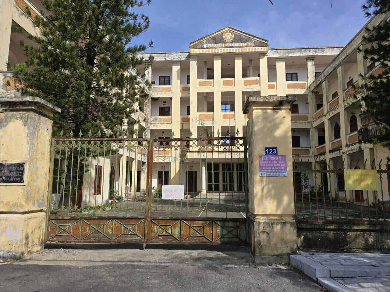 Currently, in Hoa Lu city (Ninh Binh), there are a series of redundant headquarters that have been abandoned for many years. Photo: Nguyen Truong