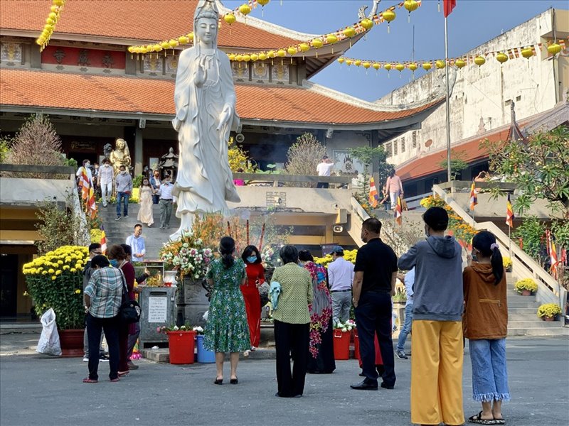 Khach Viet du xuan, le chua dau nam o TPHCM. Anh: Khanh Linh