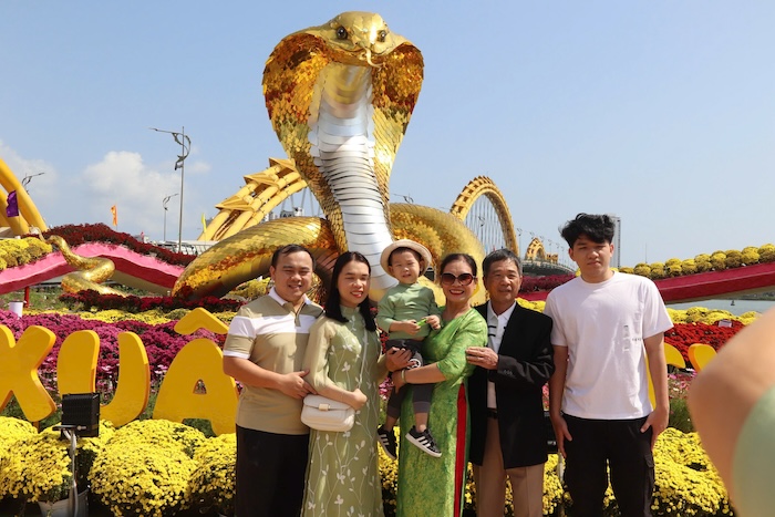 Da Nang's snake spirit attracts many tourists who take souvenir photos. Photo: Nguyen Linh