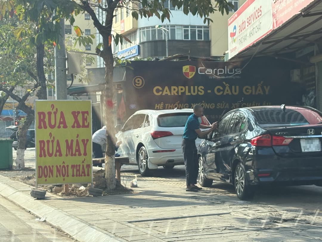 Tiệm rửa xe trên đường Phạm Văn Bạch cho biết giá rửa xe ô tô ngày 28 Tết là 200.000 đồng/lượt. Ảnh: Bảo Hân 
