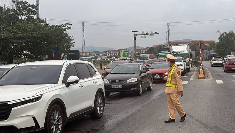 Traffic police coordinate traffic during Tet holiday. Photo: H. Hong