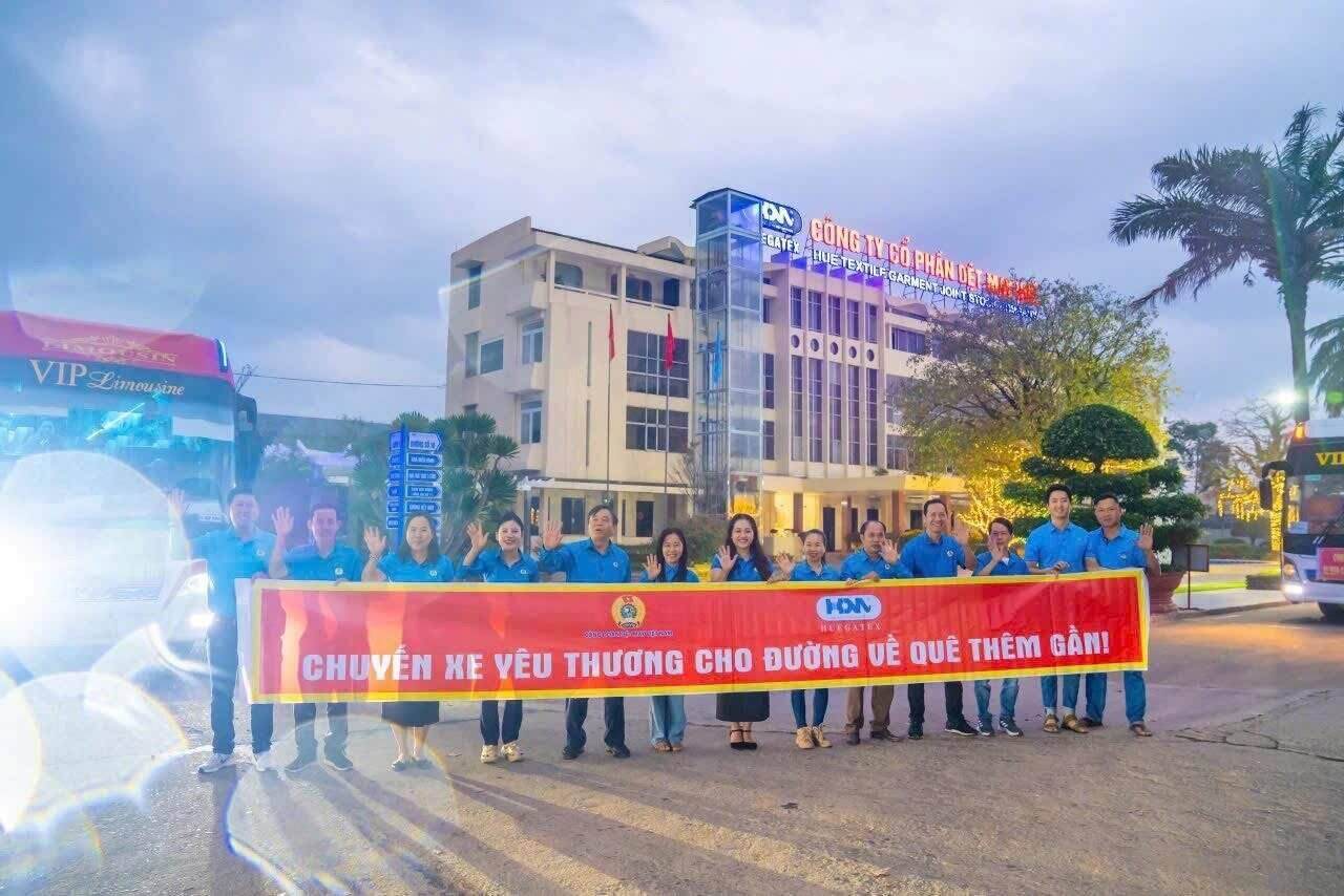 The Union bus took workers of Hue Textile and Garment Joint Stock Company back to their hometown to celebrate the Lunar New Year 2025. Photo: Union