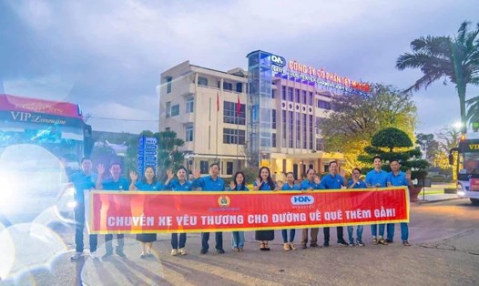 Chuyến xe Công đoàn đưa công nhân Công ty Cổ phần Dệt May Huế về quê đón Tết Ất Tỵ năm 2025. Ảnh: CĐCS