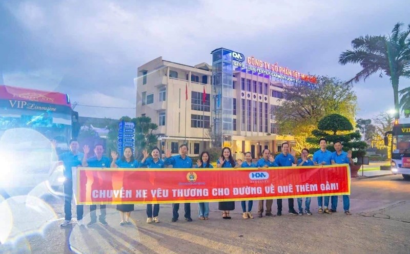 The Union bus took workers of Hue Textile and Garment Joint Stock Company back to their hometown to celebrate the Lunar New Year 2025. Photo: Union