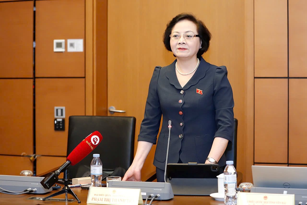 Minister of Home Affairs Pham Thi Thanh Tra signed the Proposal on the Government's organizational structure. Photo: Khuong Trung