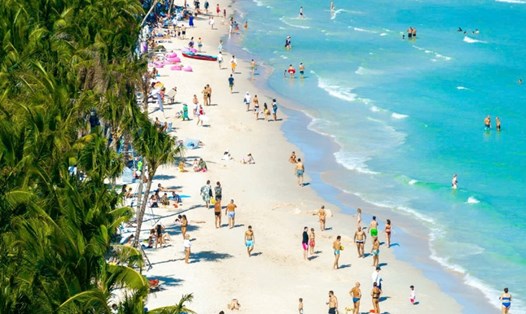 Du lịch biển đảo thu hút đông du khách đến Kiên Giang. Ảnh: Bình Minh