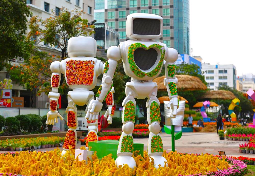   Hai robot Bong chuc tet tai duong hoa Nguyen Hue duoc “thoi hon” boi doi ngu giang vien va sinh vien Khoa Cong nghe thong tin HUFLIT. Anh: Dai hoc HUFLIT