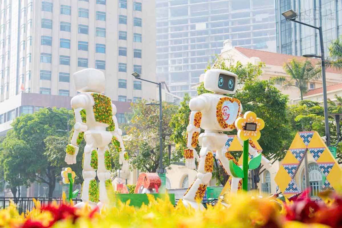 Two Cotton robots celebrate Tet at Nguyen Hue Flower Street this year. Photo: HUFLIT University