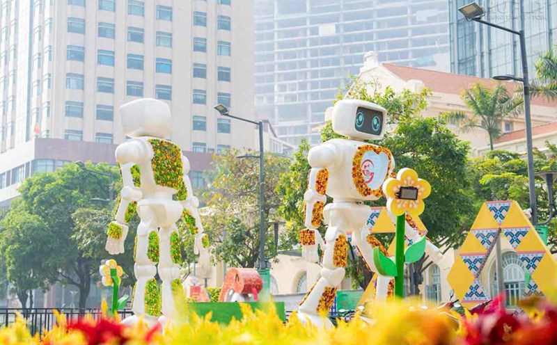 Two Cotton robots celebrate Tet at Nguyen Hue Flower Street this year. Photo: HUFLIT University