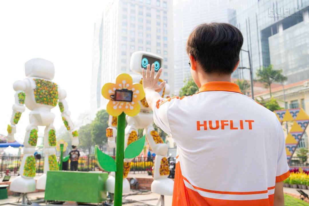   Hai robot Bong chuc tet tai duong hoa Nguyen Hue duoc “thoi hon” boi doi ngu giang vien va sinh vien Khoa Cong nghe thong tin HUFLIT. Anh: Dai hoc HUFLIT