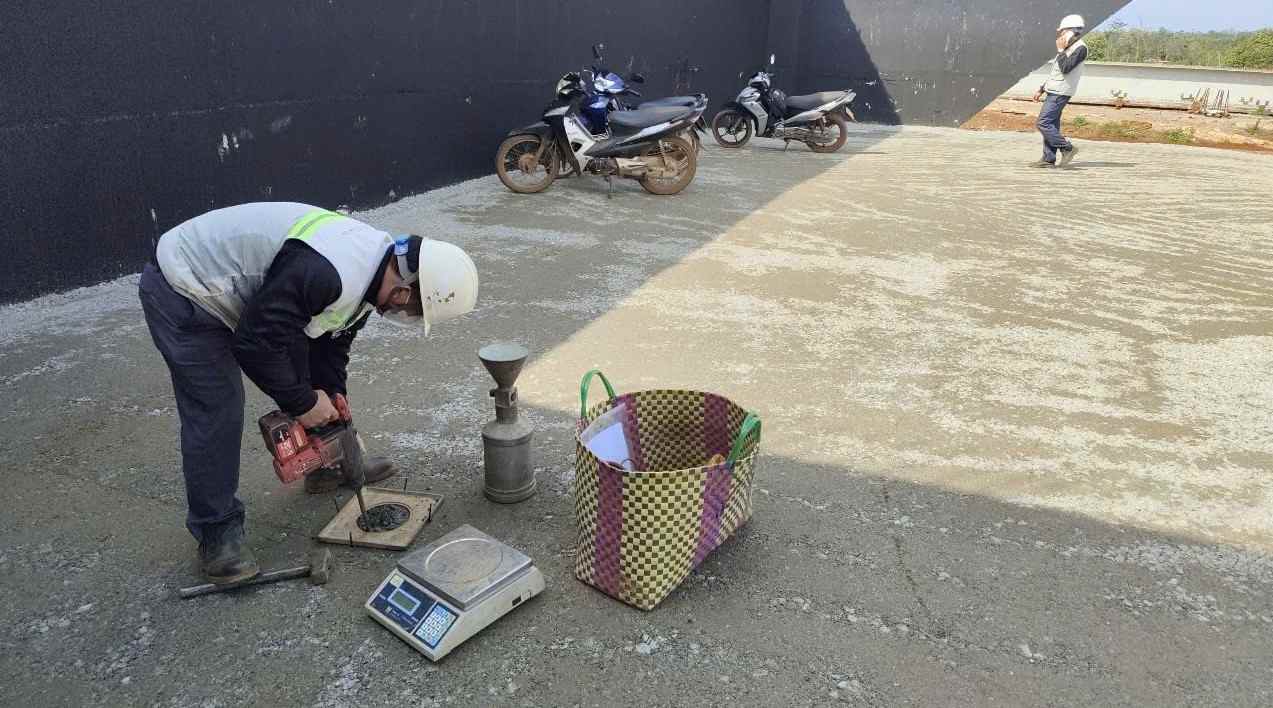 Workers stay in Dak Lak to build the Buon Ma Thuot - Khanh Hoa expressway during Tet. Photo: Bao Trung