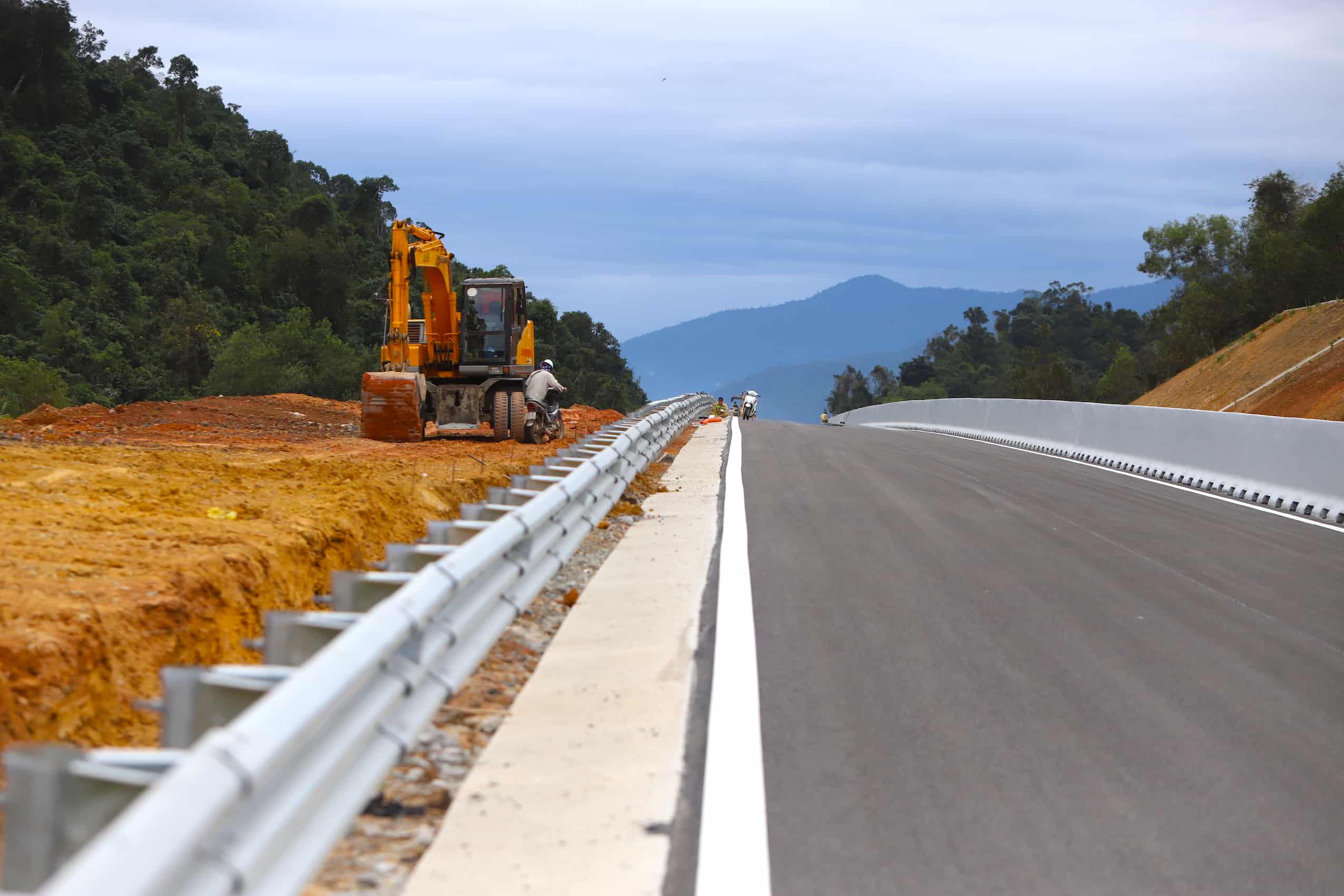 Cong trinh dai hon 83 km, di qua thi xa Ninh Hoa va ba huyen Van Ninh, Dien Khanh, Khanh Vinh. Du kien cong trinh giao thong nay se hoan thanh vao ngay 30.4.2025, truoc 8 thang so voi ke hoach.