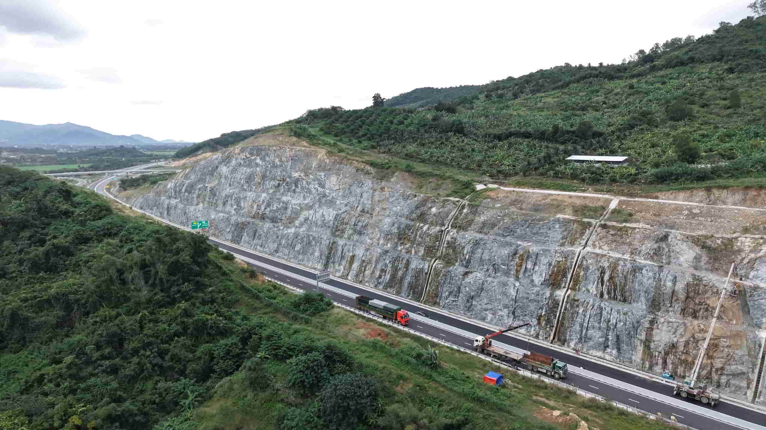 The Van Phong - Nha Trang Expressway is over 83km long, passing through Ninh Hoa town and 3 districts of Van Ninh, Dien Khanh, Khanh Vinh of Khanh Hoa province. Photo: Huu Long