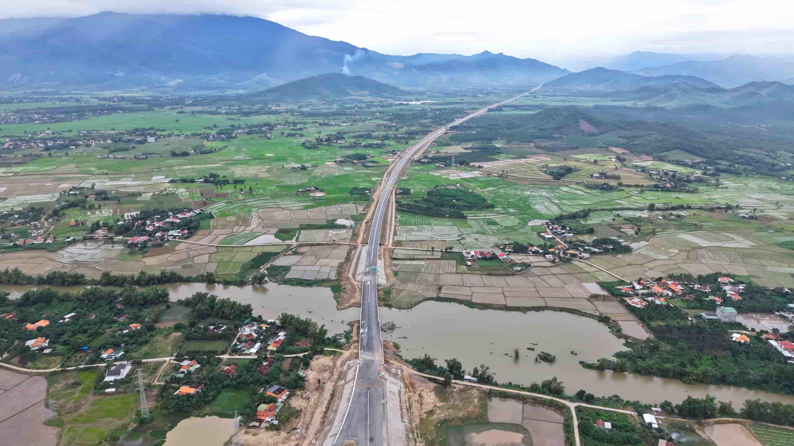 cuoi thang 12/2024, mot so nha thau da co van ban gui Bo Giao thong Van tai va Ban quan ly du an 7 (chu dau tu du an cao toc Van Phong - Nha Trang) de nghi dua vao khai thac su dung 68,35km noi tu cao toc Nha Trang - Cam Lam den nut giao Van Gia, thuoc du an Van Phong - Nha Trang truoc ngay 10/1/2025, tuc truoc Tet At Ty.