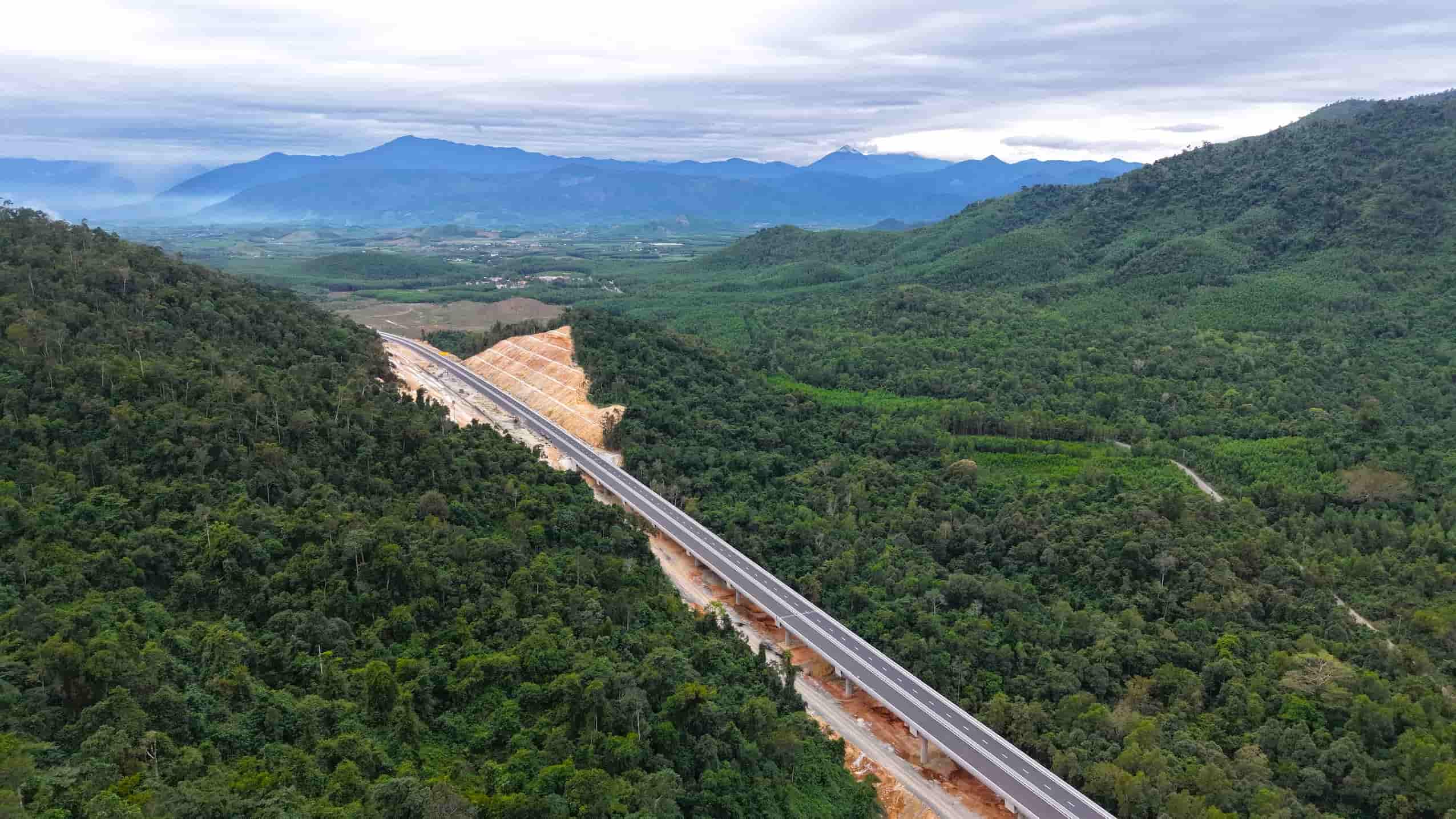 Cao toc Van Phong - Nha Trang dai hon 83km, di qua thi xa Ninh Hoa va 3 huyen Van Ninh, Dien Khanh, Khanh Vinh cua tinh Khanh Hoa. Cong trinh co quy mo 4 lan xe, rong 17m, van toc toi da 90km/h, duoc khoi cong hoi dau nam 2023, voi tong muc dau tu hon 11.800 ty dong.