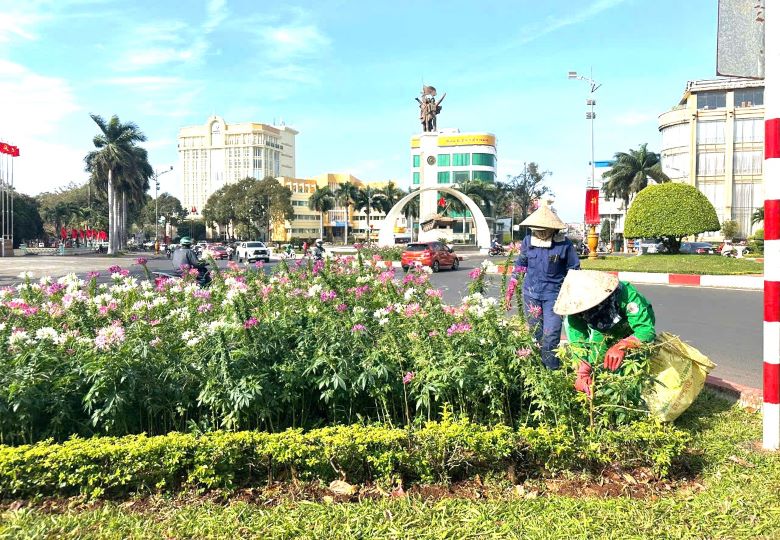 Các công nhân đang khẩn trương chăm sóc các chậu hoa cho thành phố thêm đẹp. Ảnh: Hương Lý