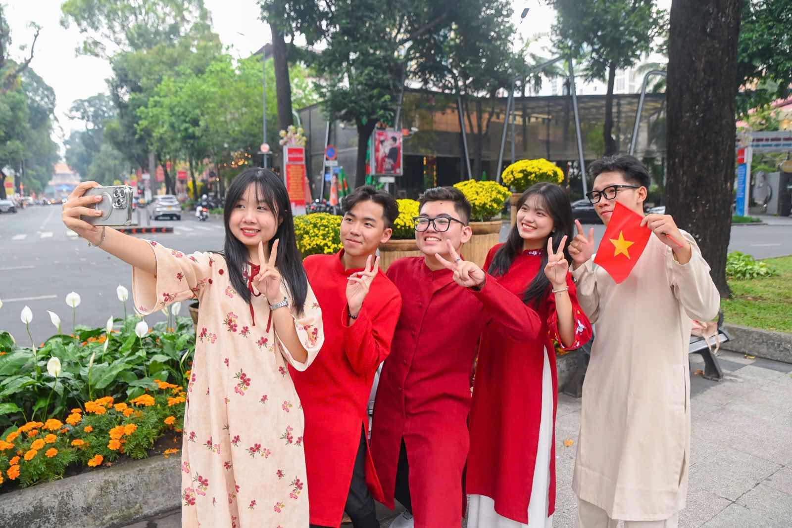   Cac tuyen duong trung tam thanh pho nhu Le Loi, Dong Khoi, va Nguyen Hue da khoac len minh ve ruc ro lung linh, cung nhung tieu canh trang tri mang dam sac xuan. Hinh anh mai vang, dong nguoi dien ao dai du mau sac khien khong gian tro nen ron rang sac xuan.